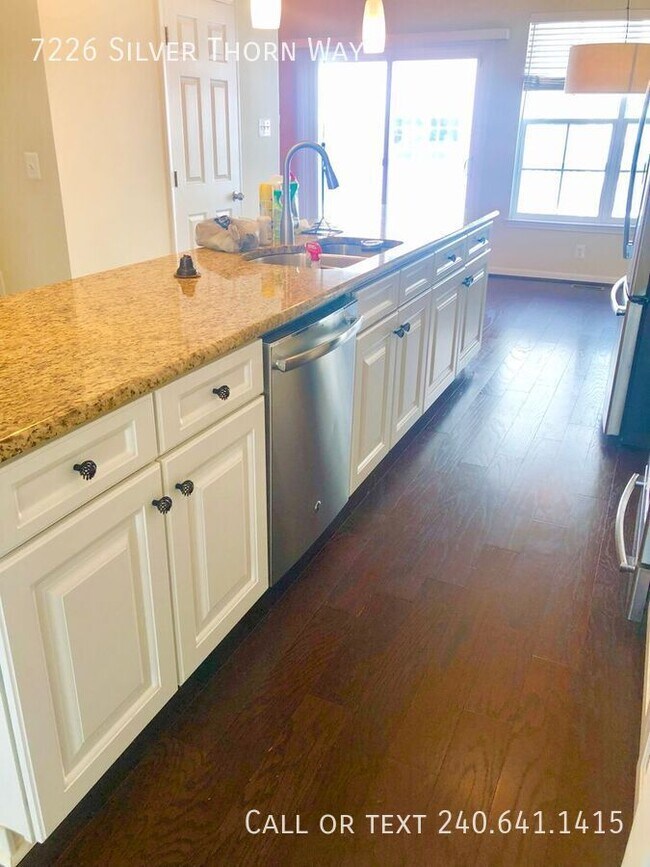 Building Photo - 7226 Silver Thorn Way