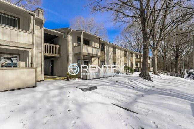 Building Photo - 2205 Sunderland Rd