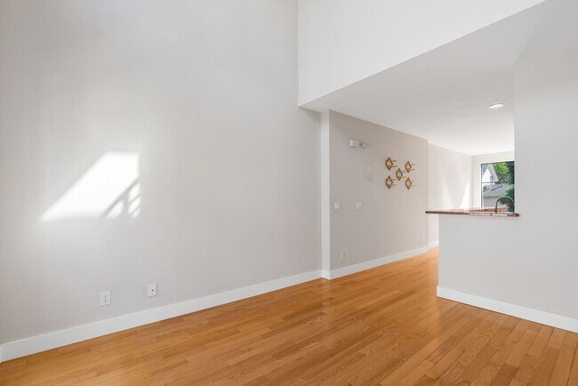 Building Photo - Modern 2BD/2BA Townhome w/ Private Yard, G...