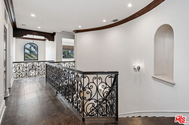 Building Photo - 305 N Palm Dr