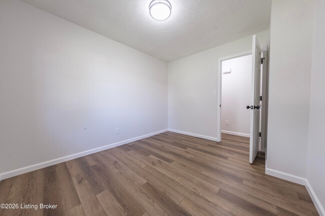 Building Photo - 309 E 6th St