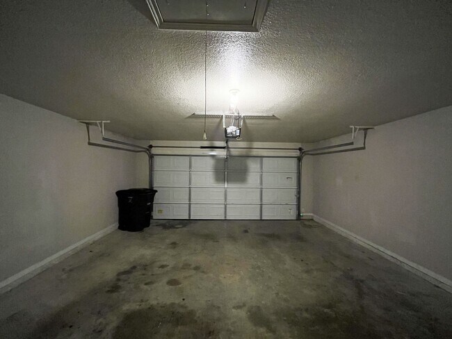 Building Photo - Available NOW  This home is centrally loca...
