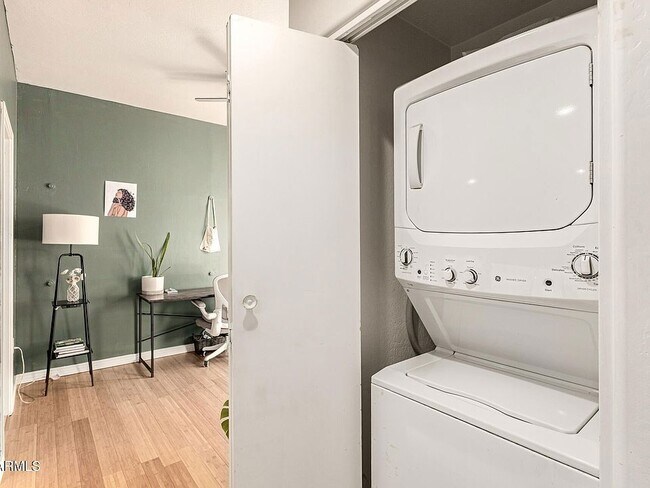 Building Photo - 706 E Washington St