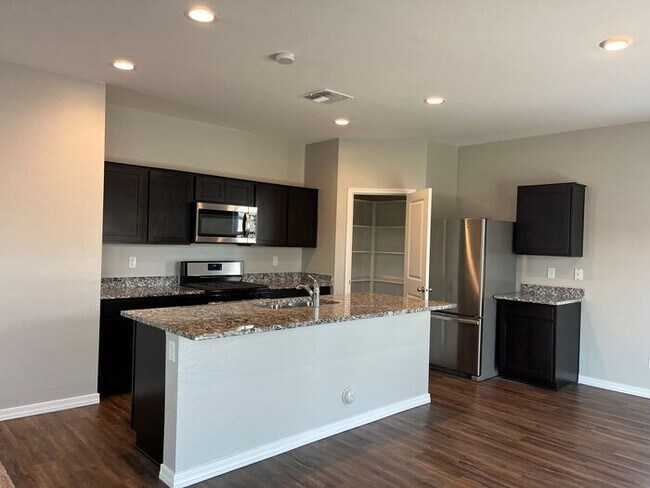 Building Photo - Home in Litchfield Park at Canyon Views! 5bd 3ba! Mountain Views!