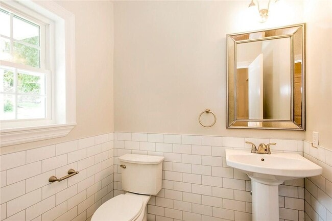 Building Photo - 5 Midland Pl