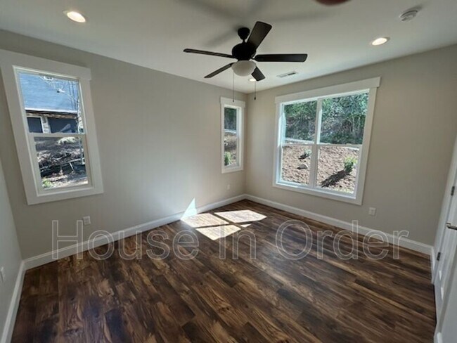 Building Photo - 203 Fletcher View Dr