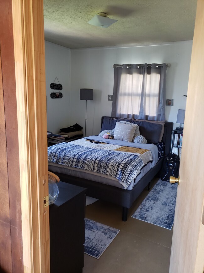 Building Photo - 1255 Old Bristol Rd