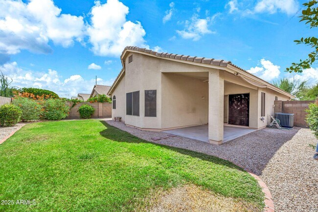Building Photo - 3124 E Roveen Ave