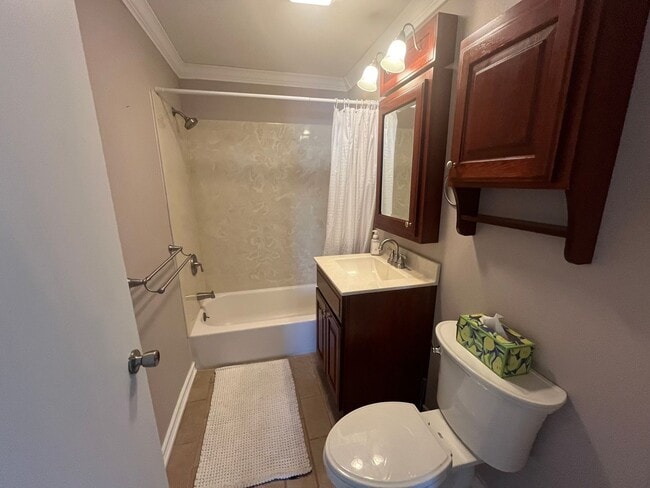 Building Photo - 3 Bedroom in Alton