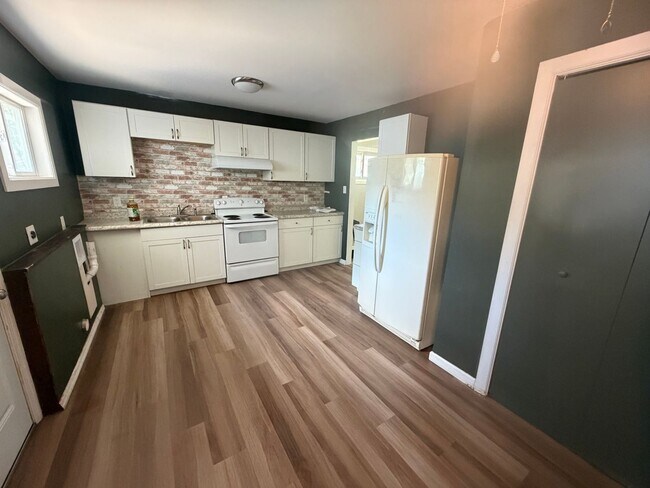 Building Photo - Fully Updated!