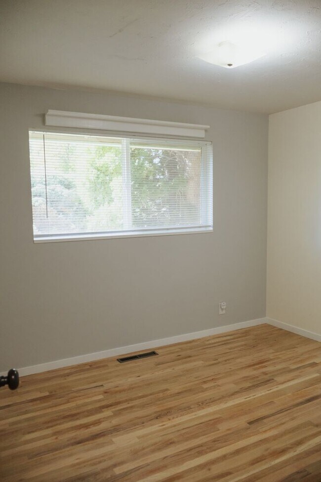 Building Photo - Charming 5 Bed, 2 Bath Home in Blackfoot, Idaho!