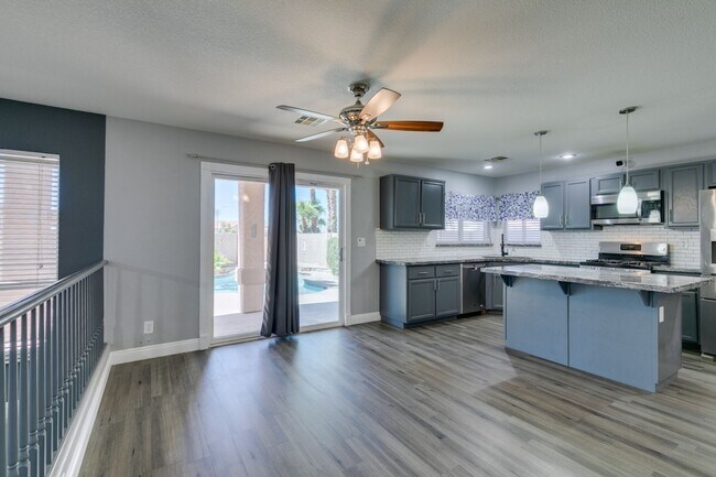 Building Photo - BEAUTIFUL POOL HOME W/RV