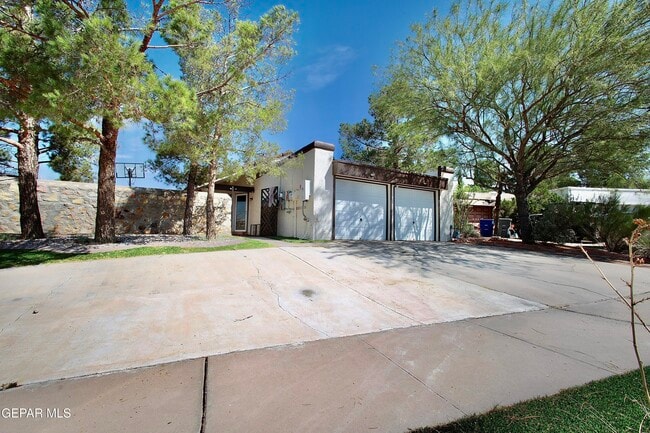 Building Photo - 901 Tepic Dr