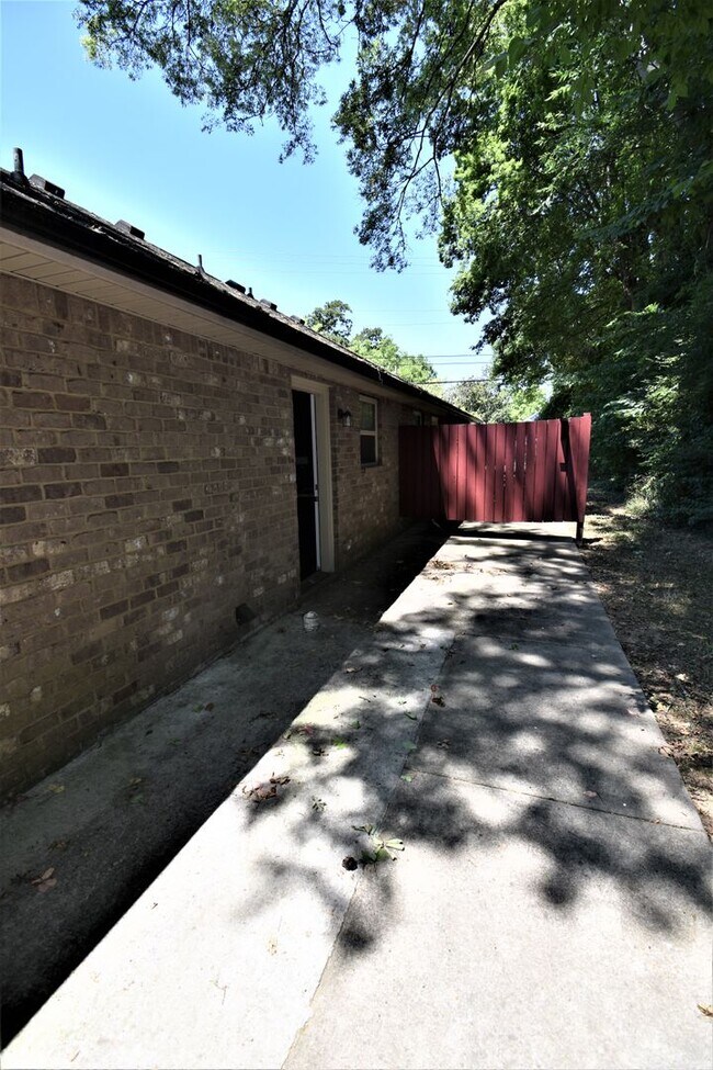Building Photo - 333 Rossview Rd