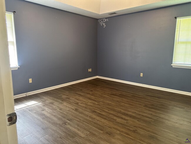 Building Photo - 100 Primrose Ln