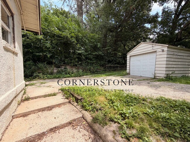 Building Photo - 2 bedroom bungalow. New flooring $795