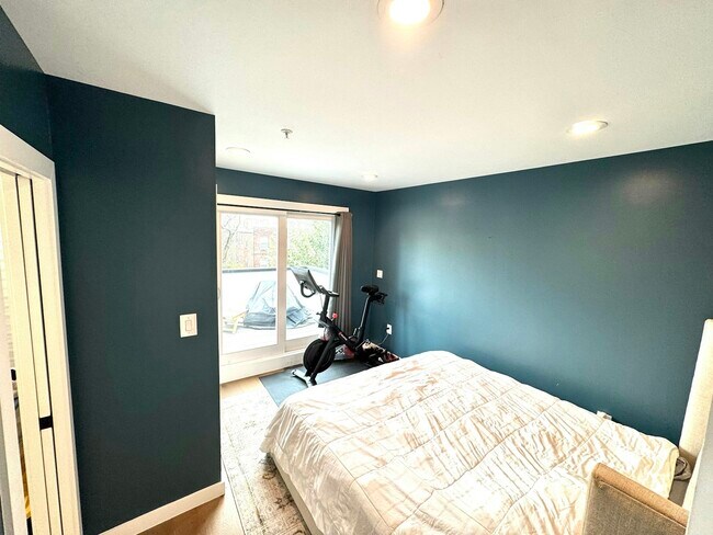 Building Photo - 210 Varnum St NW