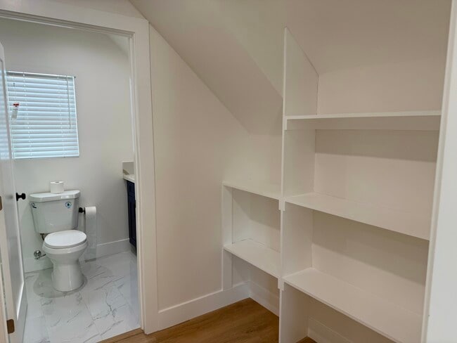 Building Photo - 678 E 45th St