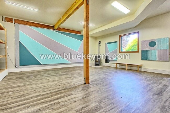 Building Photo - Studio With Huge Bonus Room Available Octo...