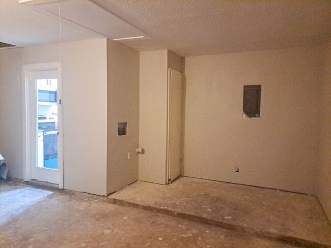 Building Photo - 4 Bedroom / 2 Bath / 2 Car Garage
