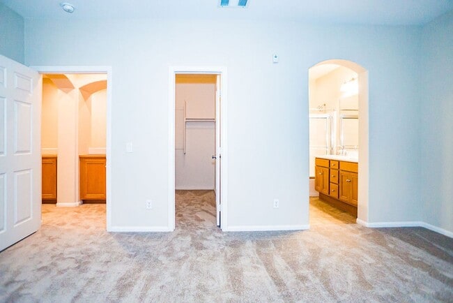 Building Photo - Beautiful townhome in Mission Valley!  Ava...