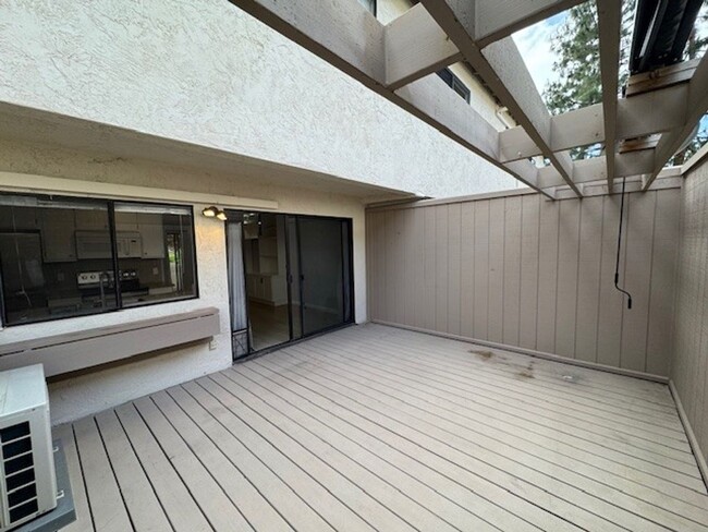 Building Photo - Spacious Tri Level 2Bed 2Bath Condo in Bay Ho