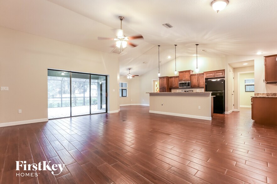 Building Photo - 2267 Kamsler Ave