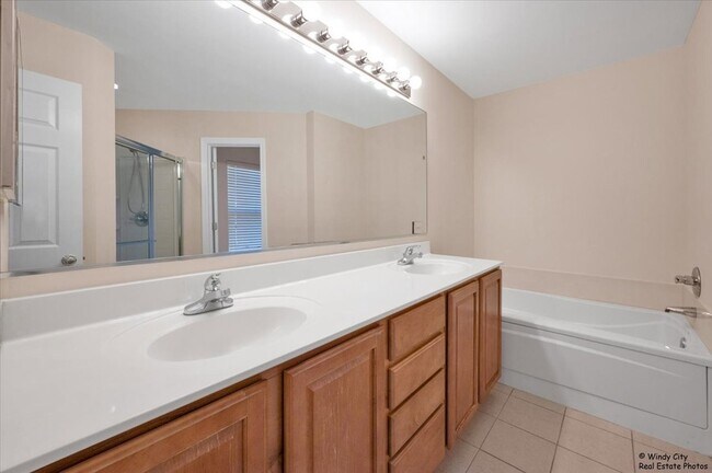 Building Photo - 1848 Crenshaw Cir