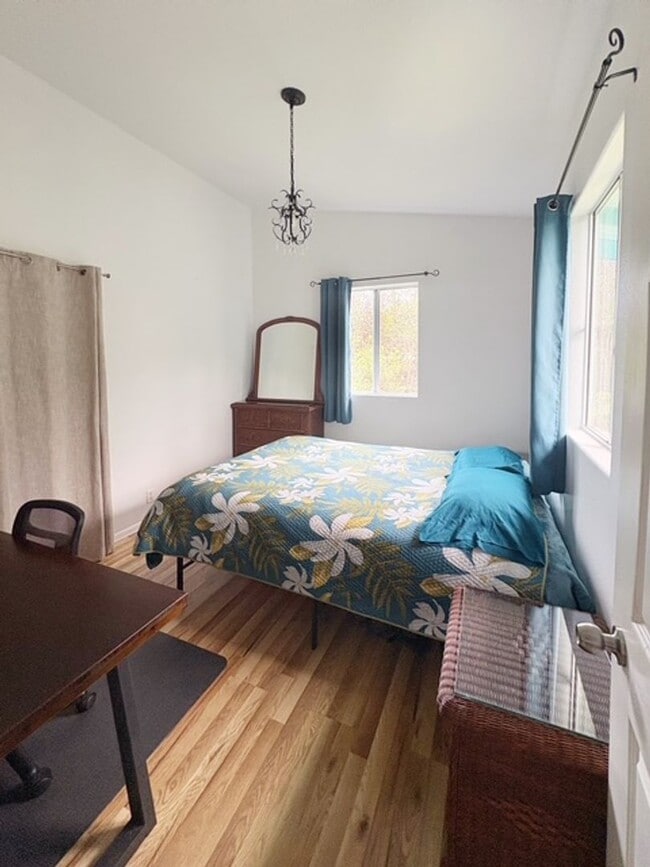 Building Photo - 2BR/1BA Furnished Home – Available June 1 – Screened Lanai, Fiber Internet, W/D