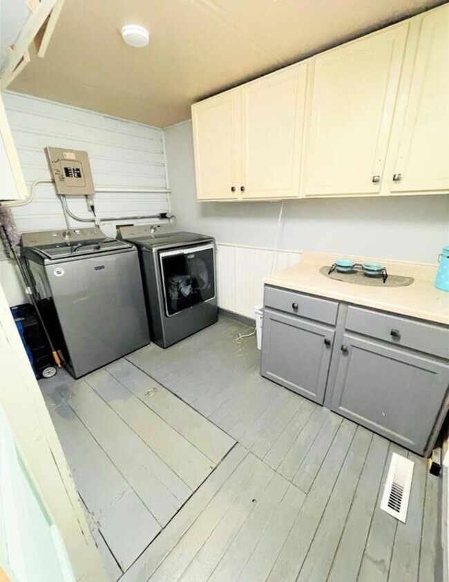 Building Photo - Available October 4, 2025! Remodeled Histo...