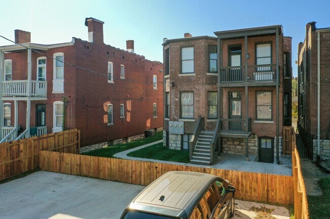Building Photo - Perfect for BJC Residents/Frequenters
