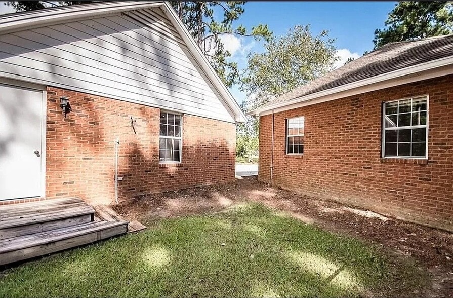 Building Photo - 2 Lauries Pt