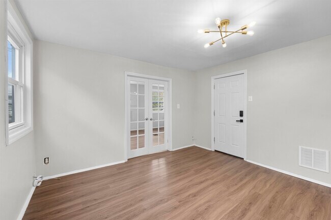 Building Photo - 173 MALLORY Ave