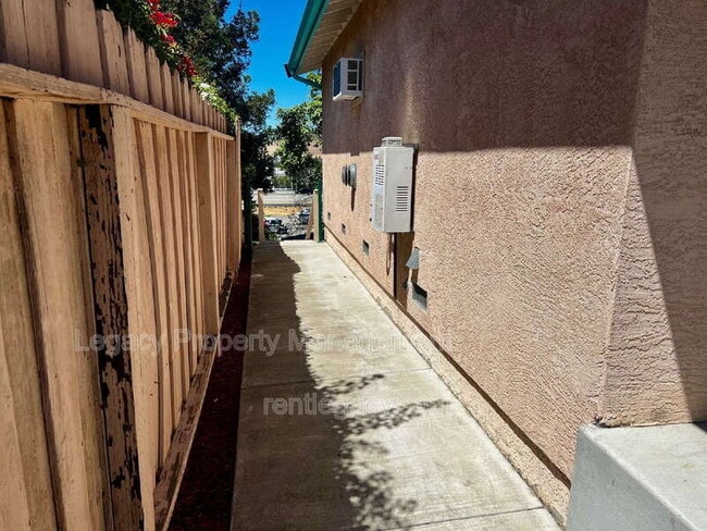 Building Photo - 3884 Bayview Cir