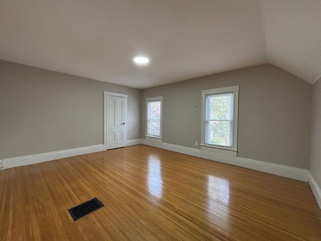 Building Photo - 4 Bedroom Park Ave House - 2 Full Baths, D...