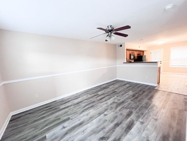 Building Photo - 2 Bedroom 1.5 Bathroom Townhome