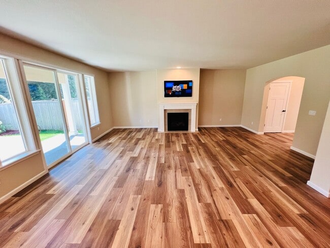 Building Photo - Stunning 5 bedroom W/Bed & Full Bath on Main Floor