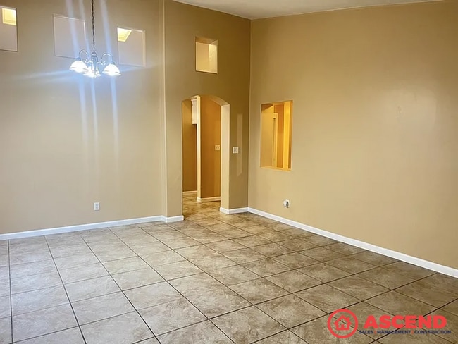 Building Photo - Lovely 3 Bedroom Home Off Stockdale Hwy!