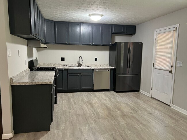 Building Photo - Charming 3 Bedroom 2 Bath home on large lot