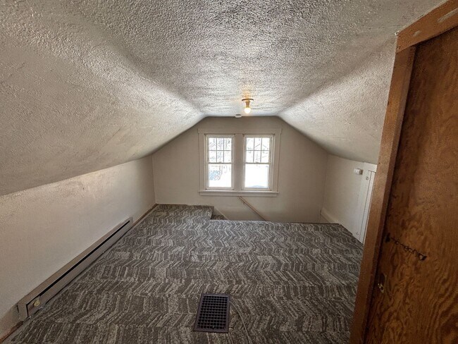 Building Photo - 4 Bedroom, 1 Bathroom home with 2+ car garage!