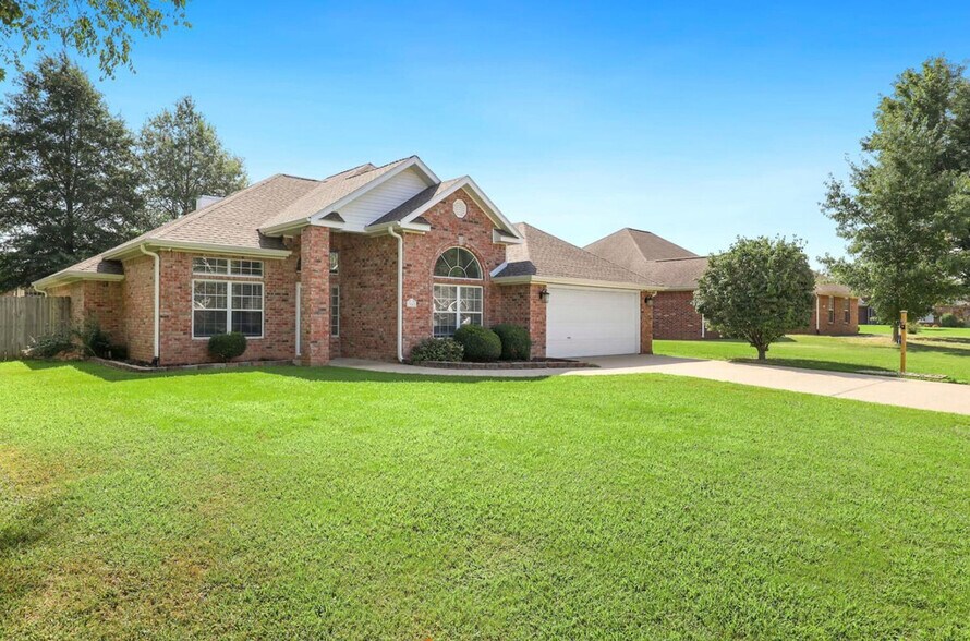 Building Photo - 304 Coachlight Dr