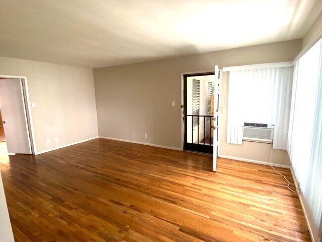 Living Room - 556 Kings N Rd