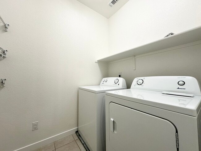 Building Photo - 1008 Oakbriar Cir