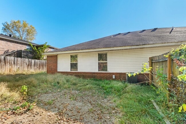 Building Photo - S Erika Ave Duplex