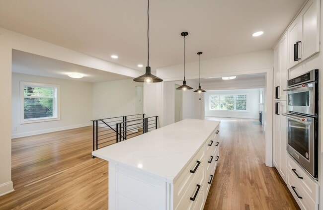 Building Photo - Queen Anne Craftsman - Available September...