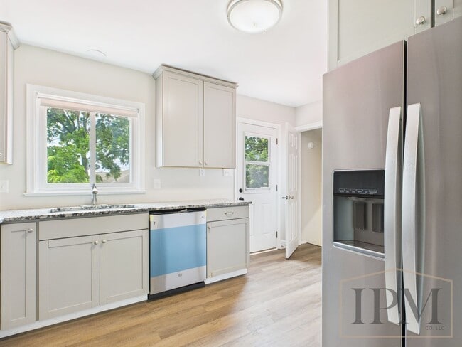 Building Photo - Available Now! Beautiful 3 Bedroom 2 Bath ...
