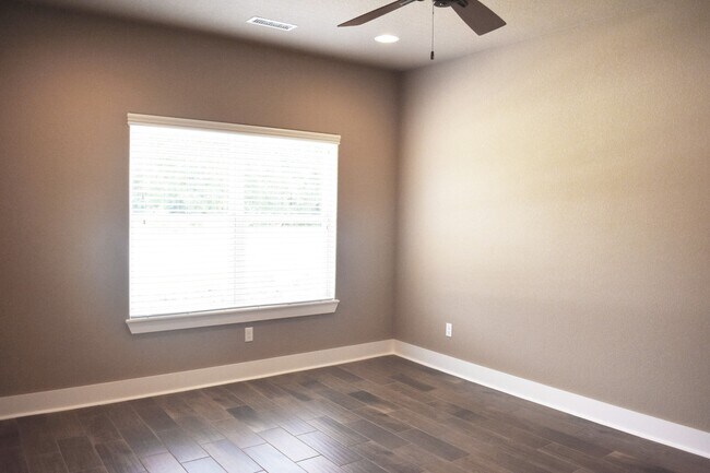 Building Photo - Upscale 4 Bedroom 3.5 Bathroom Home in Fayetteville!!