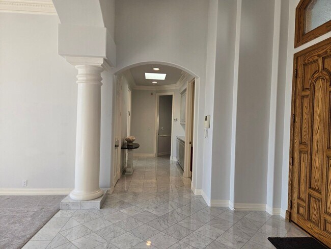 Building Photo - Luxurious home available immediately.