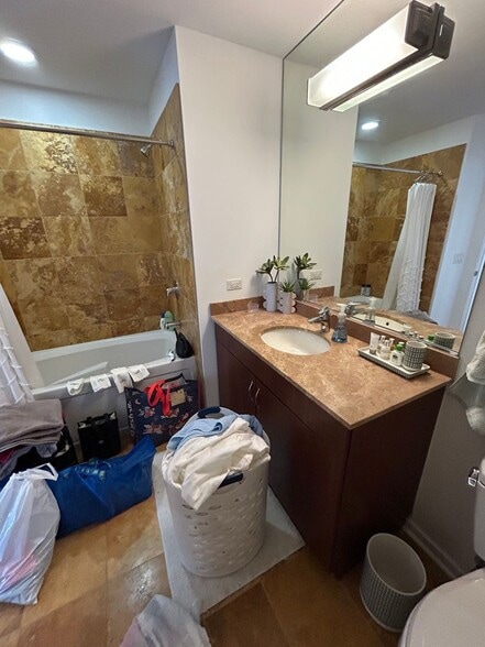 Building Photo - 123 S Green St