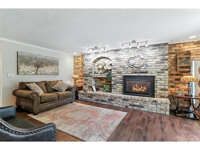 Building Photo - 455 Black Oaks Ln N